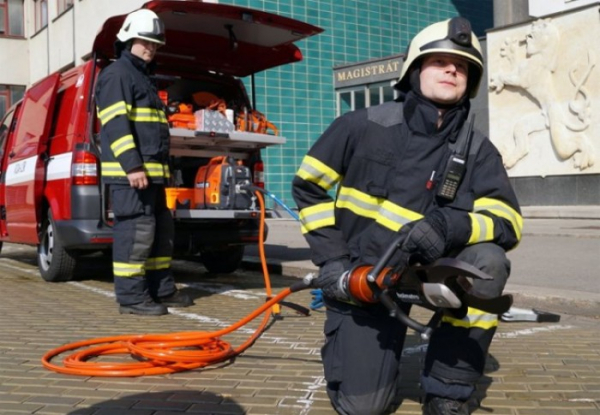 Na hasičské zbrojnice a automobily dá kraj 16,5 milionu korun