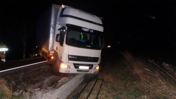 Ranní nehody nákladních automobilů kvůli silnému větru