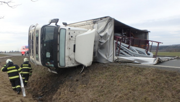 Nehoda nákladního automobilu zkomplikovala dopravu mezi Častolovicemi a Solnicí