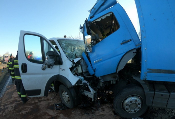 Po nehodě u Výravy museli hasiči jednoho člověka z vozu vyprostit