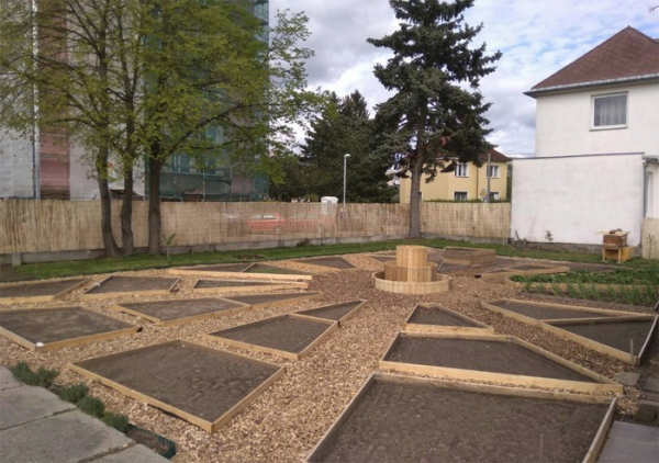 Tréninková zahrada v centru Hradce pomáhá lidem zahradní terapií