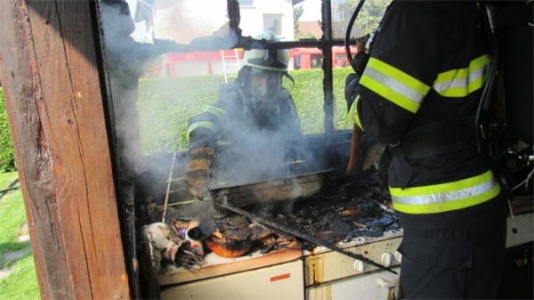 Požár chaty na Hradecku způsobila nedbalost při vaření