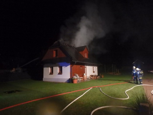 Požár roubenky po úderu blesku způsobil v Olešnici na Hradecku škodu za milion korun