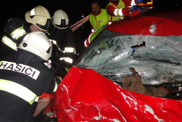 Vážná nehoda zastavila provoz na I/33 u Hradce Králové