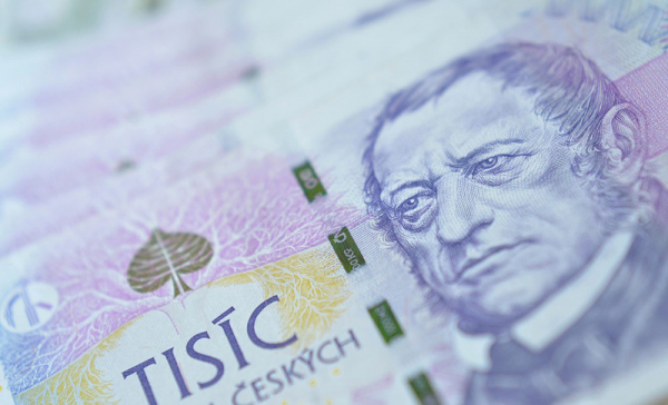 Žena z Hradecka okradla firmu o 1,5 miliónu korun, peníze prosázela v kurzovních sázkách