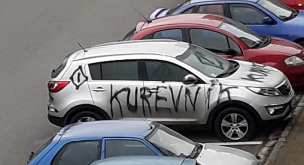 Muži z Hradecka neznámý pachatel pomaloval auto a propíchal gumy