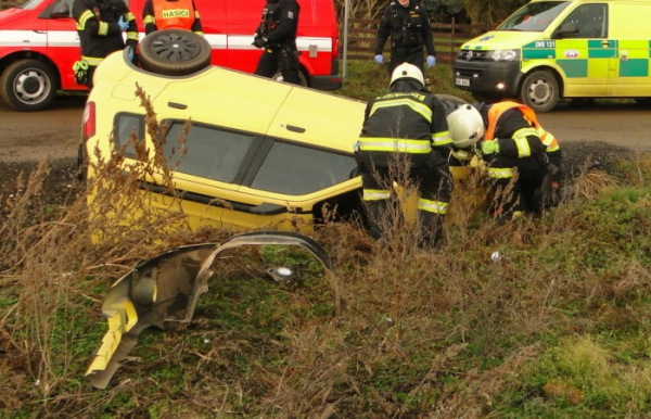 Na přejezdu ve Všestarech se střetl osobní automobil s vlakem