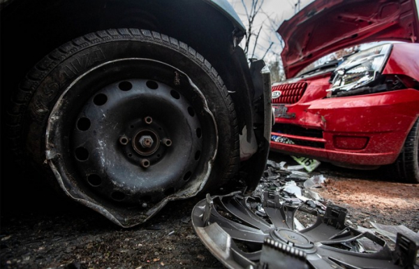 Čelní střet dvou vozidel v Novém Městě nad Metují si vyžádal jedno zranění