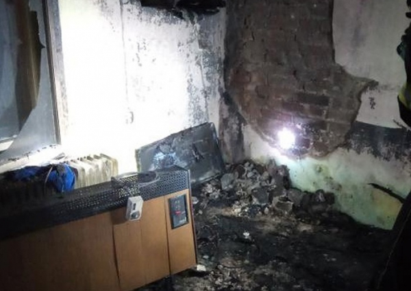Při požáru domu v Kostelci nad Orlicí se zranilo několik osob