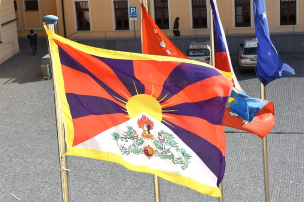 Tibetská vlajka popáté zavlaje nad krajským úřadem Královéhradeckého kraje