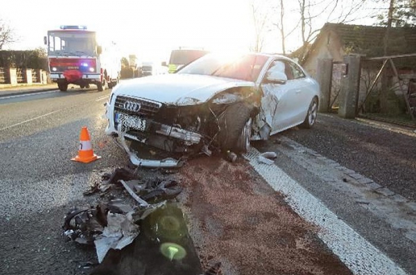Čelní střet osobního vozu s protijedoucím nákladním autem zablokoval silnici na Hradecku