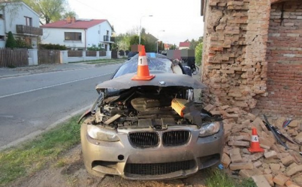 Řidič automobilu dostal smyk a skončil ve zdi domu. Škoda je vyčíslena na téměř 1,5 milionu korun