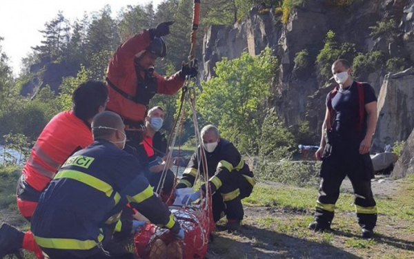 Zraněný 71letý senior byl ze skal transportován vrtulníkem