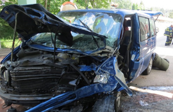 Řidič osobního auta havaroval v v Hostinném na Trutnovsku