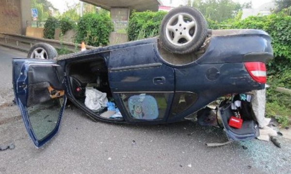 Na Hradecku spadl automobil z mostu, řidič nadýchal přes dvě promile
