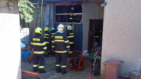 Stotisícovou škodu způsobil požár dílny u rodinného domu v Kostelci nad Orlicí 