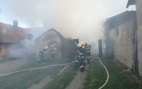 Škodu 200 tisíc korun napáchal požár kůlny v Lovčicích na Královéhradecku