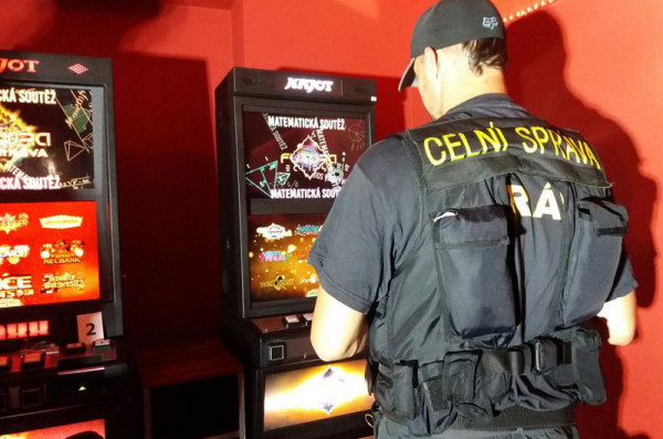 Celníci našli nelegální hrací automaty ve dvaceti provozovnách 