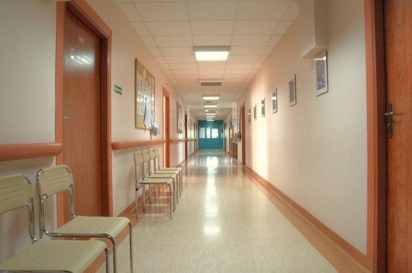 Fakultní nemocnice Hradec Králové vyhlásila plošný zákaz návštěv
