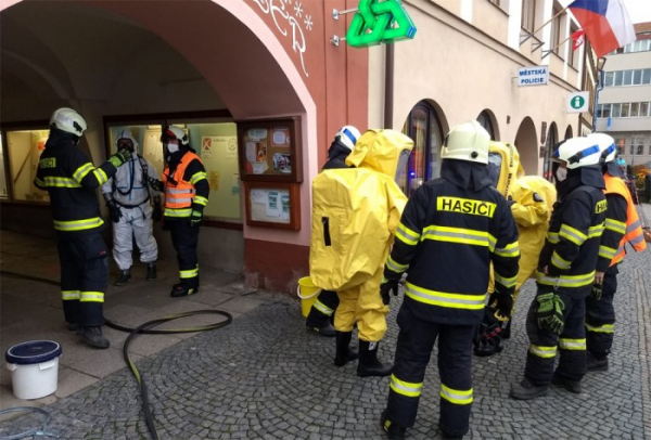 Na Městském úřadu v Dobrušce zajistili hasiči neznámou látku