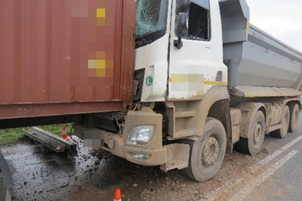 Opilý řidič náklaďáku narazil do dalšího nákladního auta, škody jsou vyčísleny na 370 tisíc 
