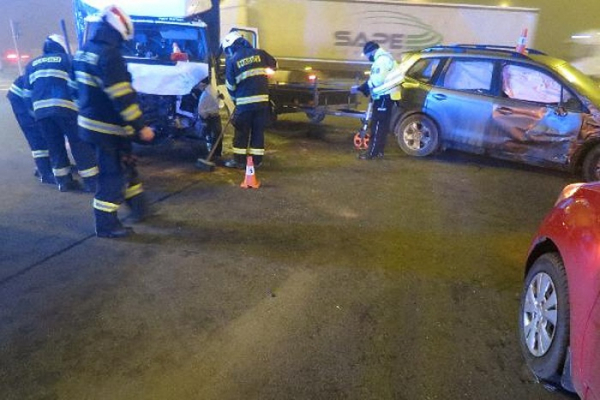 Na křižovatce Tesla v Hradci Králové došlo ke střetu dvou vozidel
