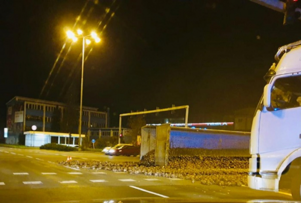 Vysypaná řepa omezila na hodinu a půl provoz na městském okruhu v Hradci Králové
