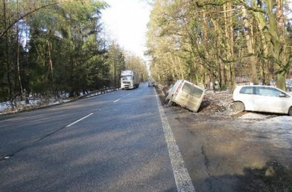 Hromadná nehoda tří vozidel na Hradecku dosahuje škody přesahující 300 tisíc korun