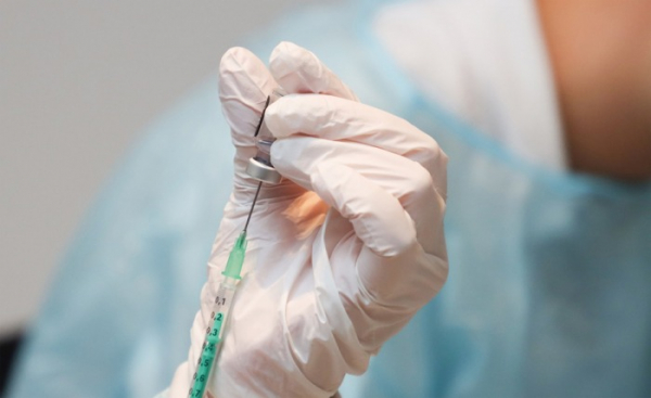 Očkování proti covidu-19 v Královéhradeckém kraji zpomalilo, ale pokračuje