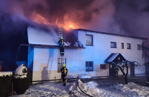 V Kostelci nad Orlicí zničil požár dílnu, stodolu i rodinný dům