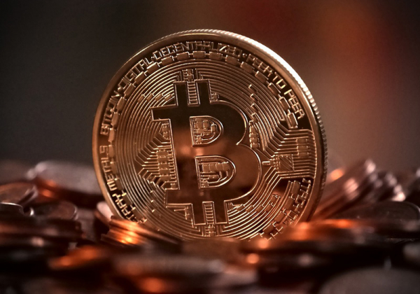Muž z Náchodska chtěl zbohatnout na Bitcoinu, přitom přišel o 200 tisíc korun