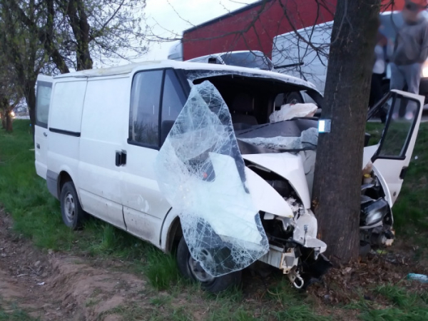 Na Rychnovsku sjela dodávka do příkopu a narazila do stromu.  Zraněný řidič byl transportován do nemocnice