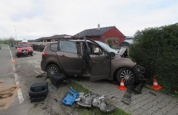 V obci Rohenice došlo ke střetu osobního a nákladního vozidla, oba řidiči utrpěli zranění 