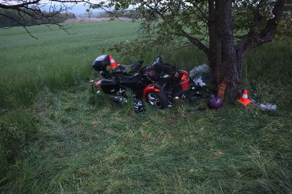 Na Náchodsku narazila moto tříkolka do stromu, dvě osoby se zranily
