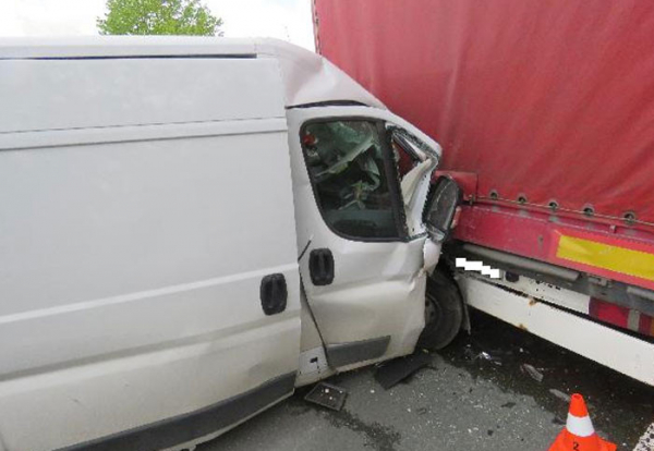Dodávka narazila do stojícího nákladního auta, hasiči museli řidiče vyprostit