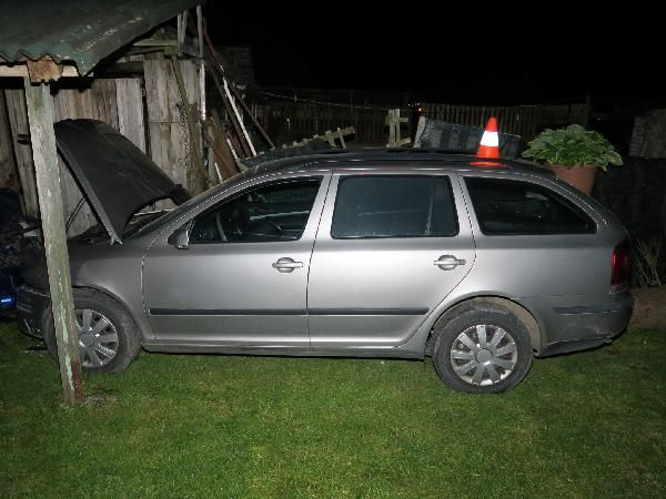 Třiadvacetiletý řidič osobního vozu naboural do zdi domu, následně poškodil vrata kůlny a zaparkovaný automobil