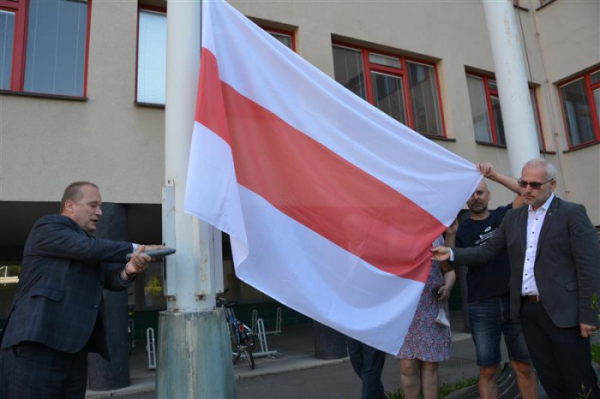 Hradec Králové vyvěsil běloruskou vlajku na znamení solidarity