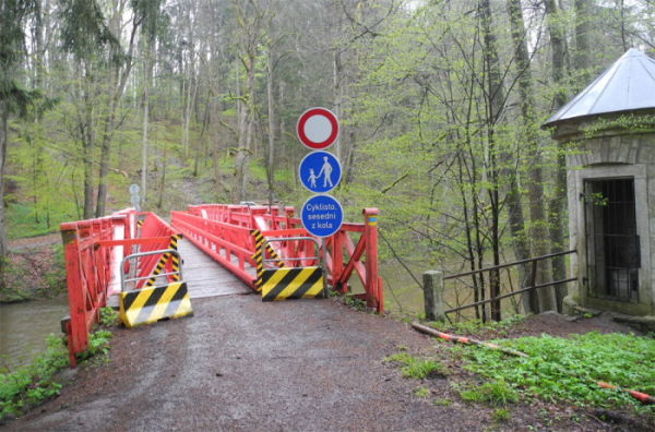 Červený most v Babiččině údolí je otevřený. Lesy ČR s opravou spěchaly kvůli letní sezóně