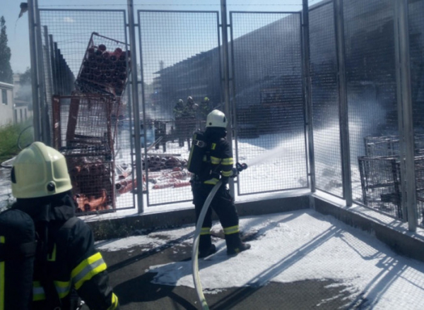 Milionovou škodu způsobil požár plastových trubek v Hradci Králové