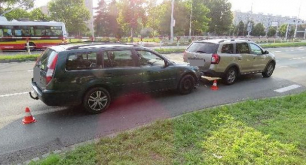 Zdrogovaný řidič sedl za volant se zákazem řízení a navíc zavinil dopravní nehodu 