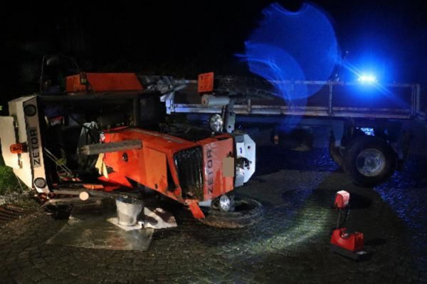 V obci Vysoká Srbská se po smyku převrátil traktor s přípojným vlekem