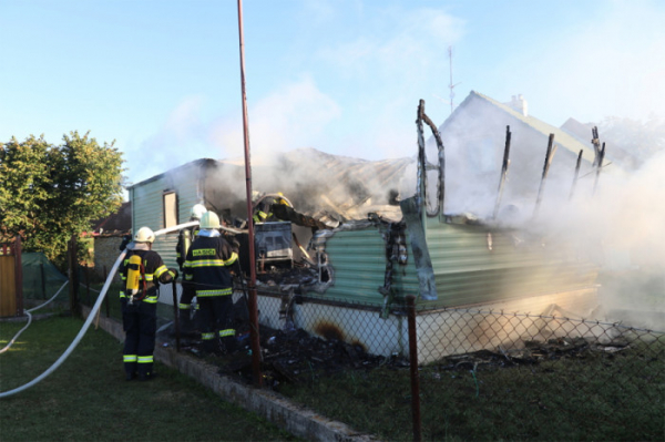 V obci Lejšovka hořel mobilheim, obyvatelku zachránil soused