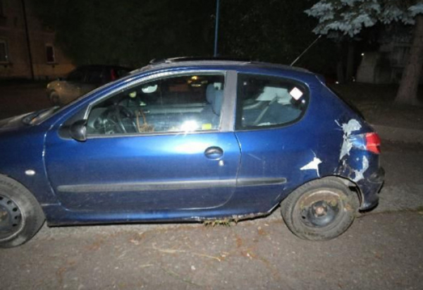 Opilá řidička po nárazu do stromu pokračovala v jízdě, zastavit ji musela policejní hlídka