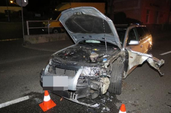 Na Náchodsku střet dvou vozidel poškodil třetí vozidlo, škody dosahují čtvrt milionu korun
