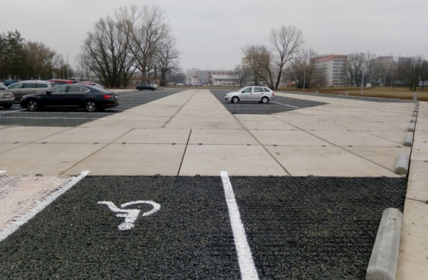 Přípravy na výstavbě parkovacích míst u fakultní nemocnice v Hradci Králové dále pokračují