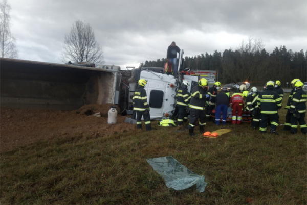 U Čestic se převrátil kamion s pískem, zaklíněného řidiče museli hasiči vyprošťovat