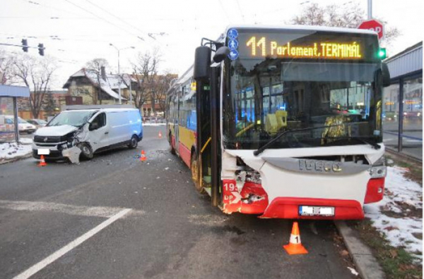 Na křižovatce v Hradci Králové došlo ke střetu autobusu MHD a nákladního vozidla 