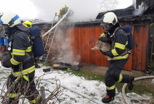 Nedbalost při manipulaci s popelem způsobila požár kůlny v Dobrušce
