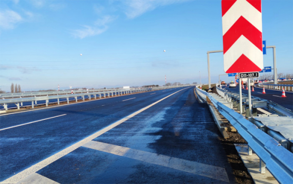 Dálnice D11 je o 22 kilometrů delší, nový úsek urychlí cestu mezi Hradcem Králové a Jaroměří