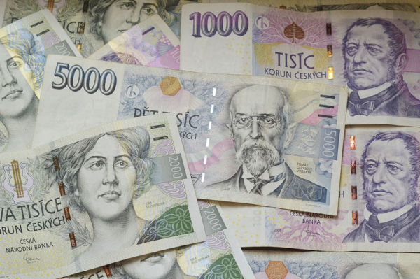 Z bankomatu na Rychnovsku samy padaly peníze, poctivý nálezce odevzdal policistům 144 tisíc korun